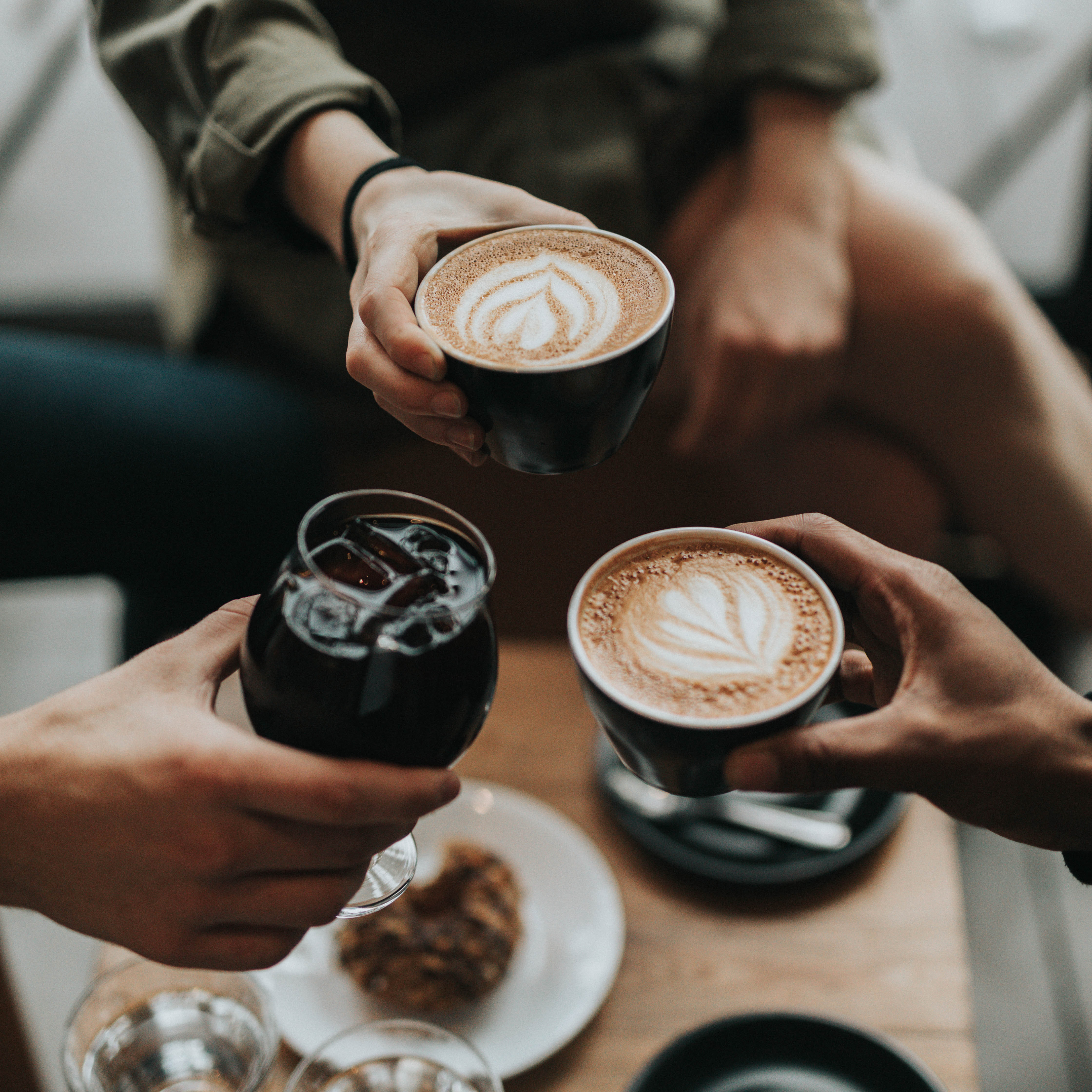 Отзывы люди кофе. Кофе. Кофе в кружке. Кружки для кофе. Чашка кофе в кафе.