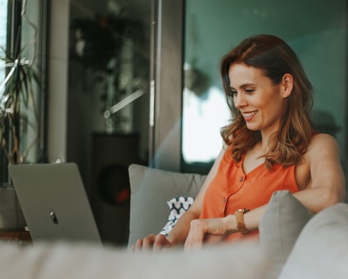 A women sitting in her living room browsing her laptop